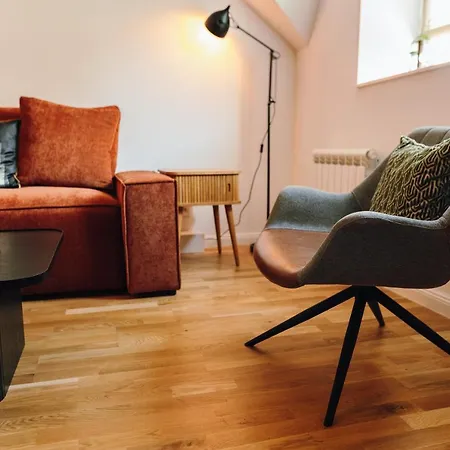 Modern Mezzanine At Jecna St Apartment