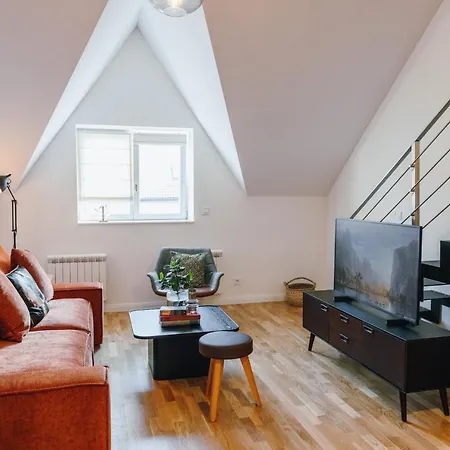 Modern Mezzanine At Jecna St Апартаменты *