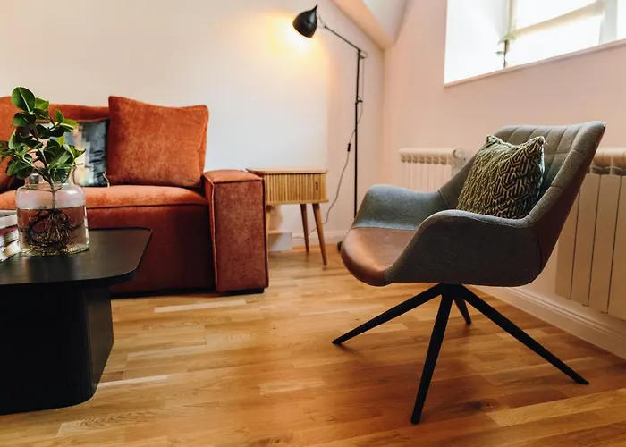 Modern Mezzanine At Jecna St Apartament