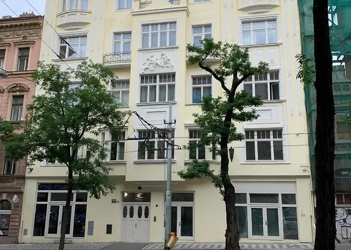 Modern Mezzanine At Jecna St Apartament