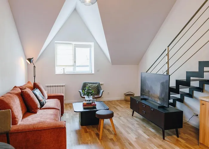 Modern Mezzanine At Jecna St Appartement *
